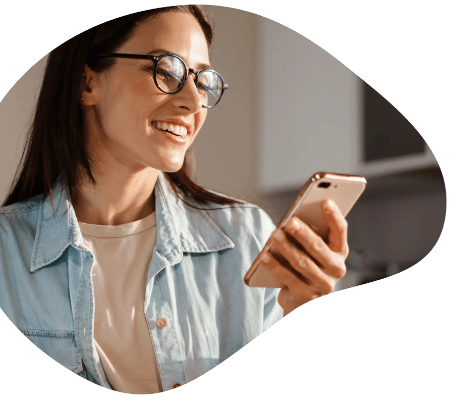 Paciente em teleconsulta pelo celular